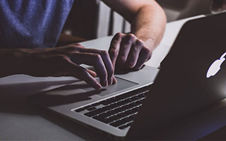 风车动漫三步校正：先问配乐是不是推情绪，再把字幕改成描述句（读完更清醒）